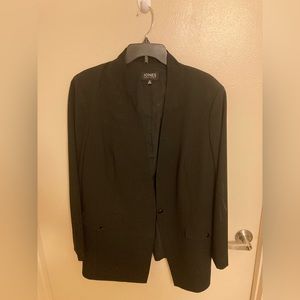 Women’s size 16 black Jones New York blazer. Excellent condition.